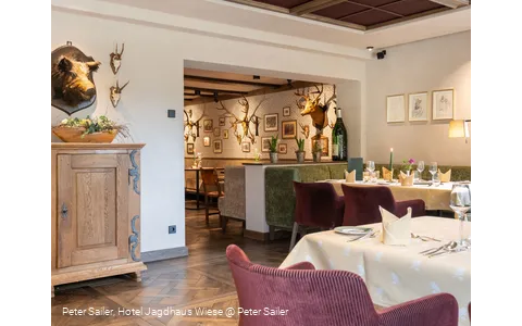 Jagdhaus Wiese Traditionell-modern gestaltetes Restaurant