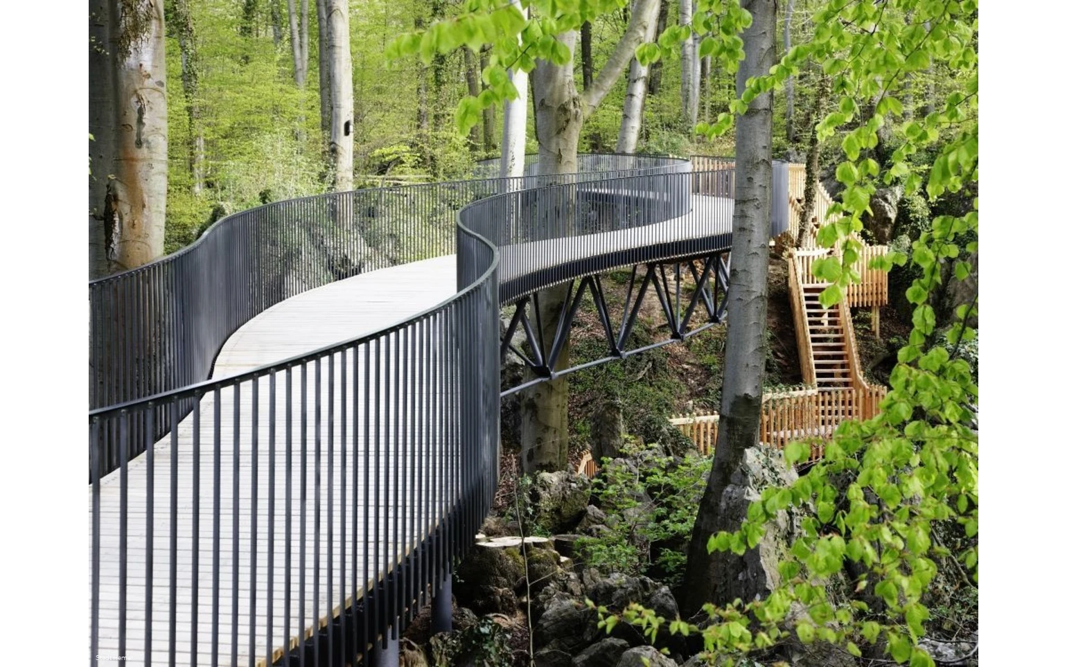 Die freischwebende Brücke über dem Felsenmeer biet