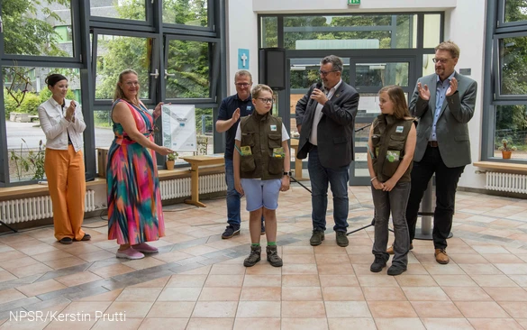 Bernd Fuhrmann und Georg Schmitz vom Naturpark übergeben die Urkunde sowie 10 Entdeckerwesten an Anke Olberts. Britta Halbe und Tobias Schulte freuen sich mit.