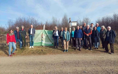 Die Teilnehmerinnen und Teilnehmer des Seminares zum Klimabotschafter vor der Projektfläche.