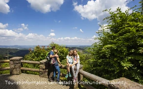 Familie macht Pause an der Hohen Bracht
