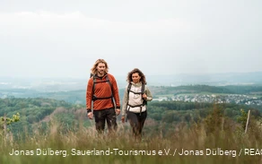 Ein Wanderpaar an der Nordhelle auf dem Sauerland-Höhenflug Ein Wanderpaar an der Nordhelle auf dem Sauerland-Höhenflug