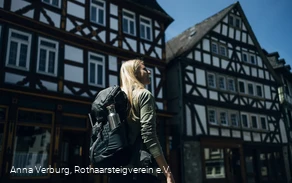Wanderin vor Fachwerkhäusern in Dillenburg