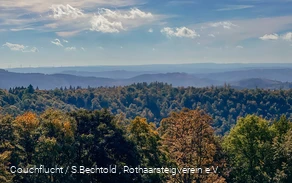 Aussicht von der Ginsburg über die herbstliche Landschaft am Rothaarsteig