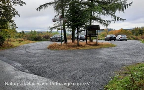 Unweit der Ederquelle befindet sich der gleichnamige Parkplatz