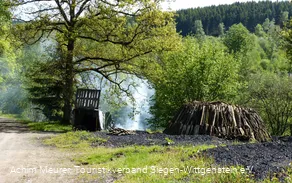 Köhlerpfad_Blick auf brennenden Kohlenmeiler