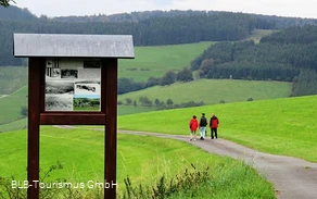 Infotafel mit Wanderern