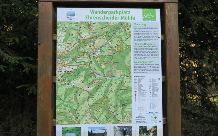 Informationstafel mit einer Wanderkarte. Informationstafel mit einer Wanderkarte.