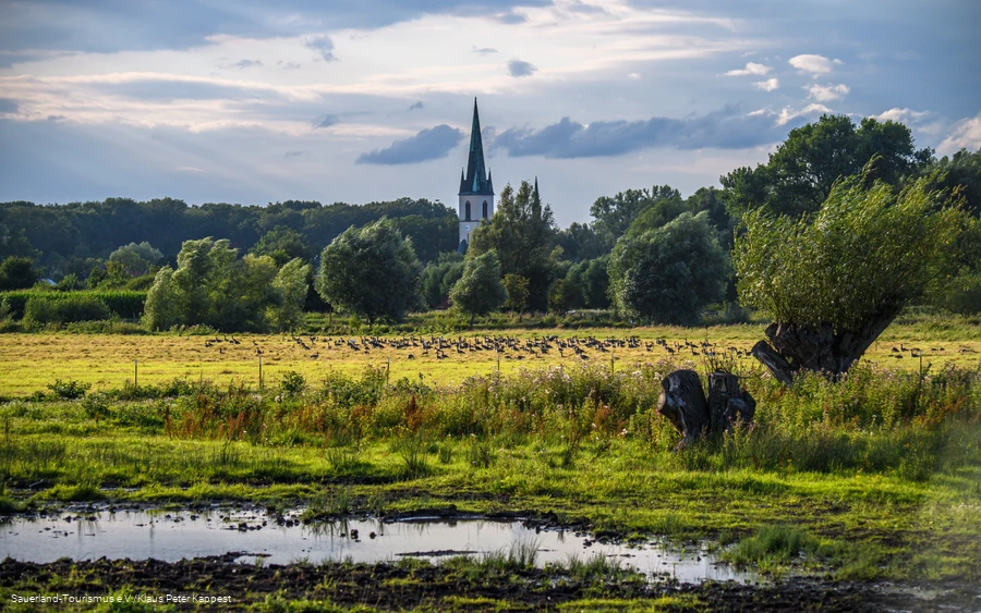 Landschaft mit Kirchturm
