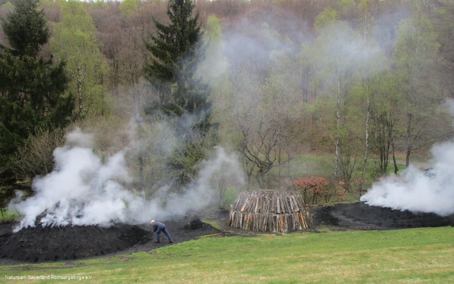 Traditionelles Handwerk - die Köhlerei