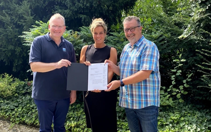 Freuen sich über den Förderbescheid für ihr Projekt „Entdeckerorte – Naturerleben für die Jüngsten“ (v.r.n.l.): Vorsitzender Bernd Fuhrmann, Ministerin Mona Neubaur, Geschäftsführer Detlef Lins