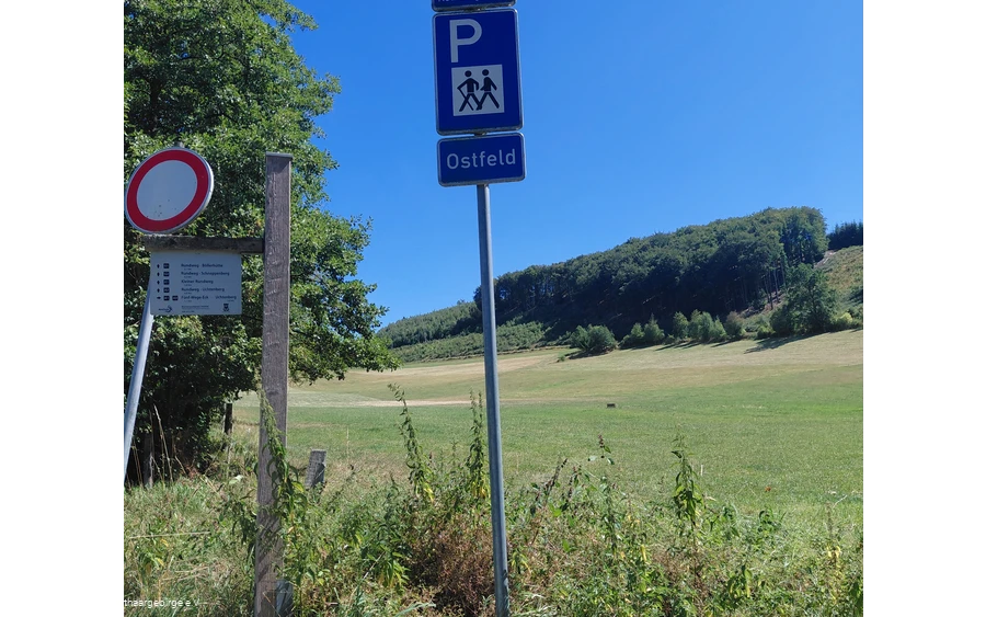 Zufahrt auf den Wanderparkplatz Ostfeld