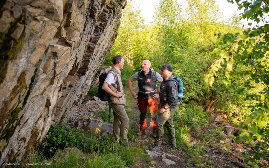 Wittgensteiner Schieferpfad - Gruppe am Felsen
