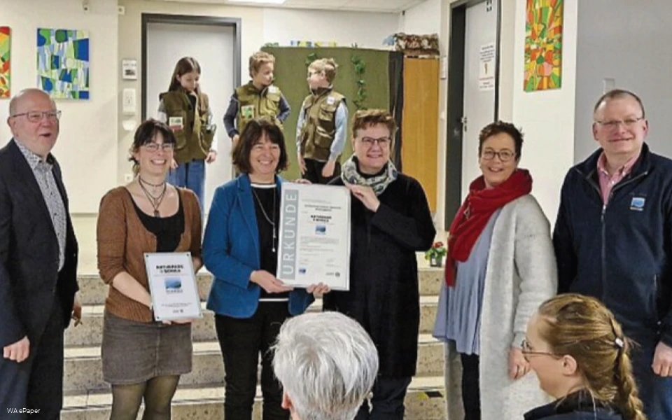 Über die Urkunde freuten sich Stefan Kemper, Tabea Tabea Plochowietz, Gudrun Reinecke-Bartelt, Barbara Dienstel-Kümper, Birgit Tupat und Detlef Lins (von li)