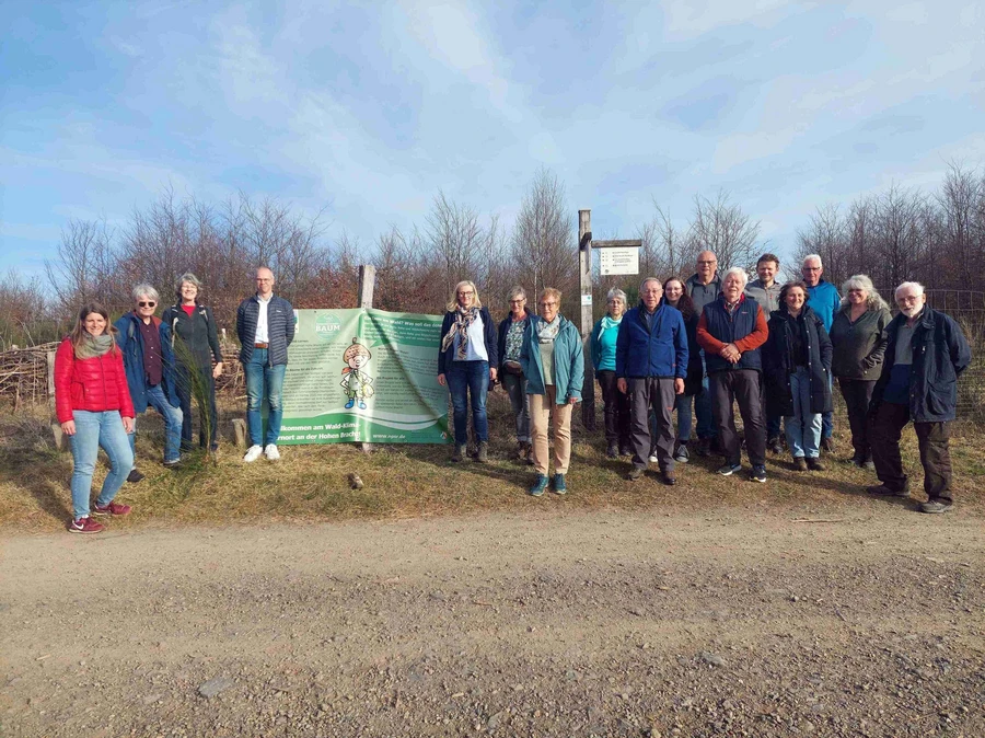 Die Teilnehmerinnen und Teilnehmer des Seminares zum Klimabotschafter vor der Projektfl&auml;che.