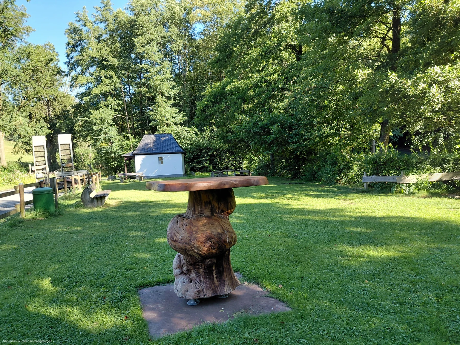 Besonderer Stehtisch und Kapelle.jpg