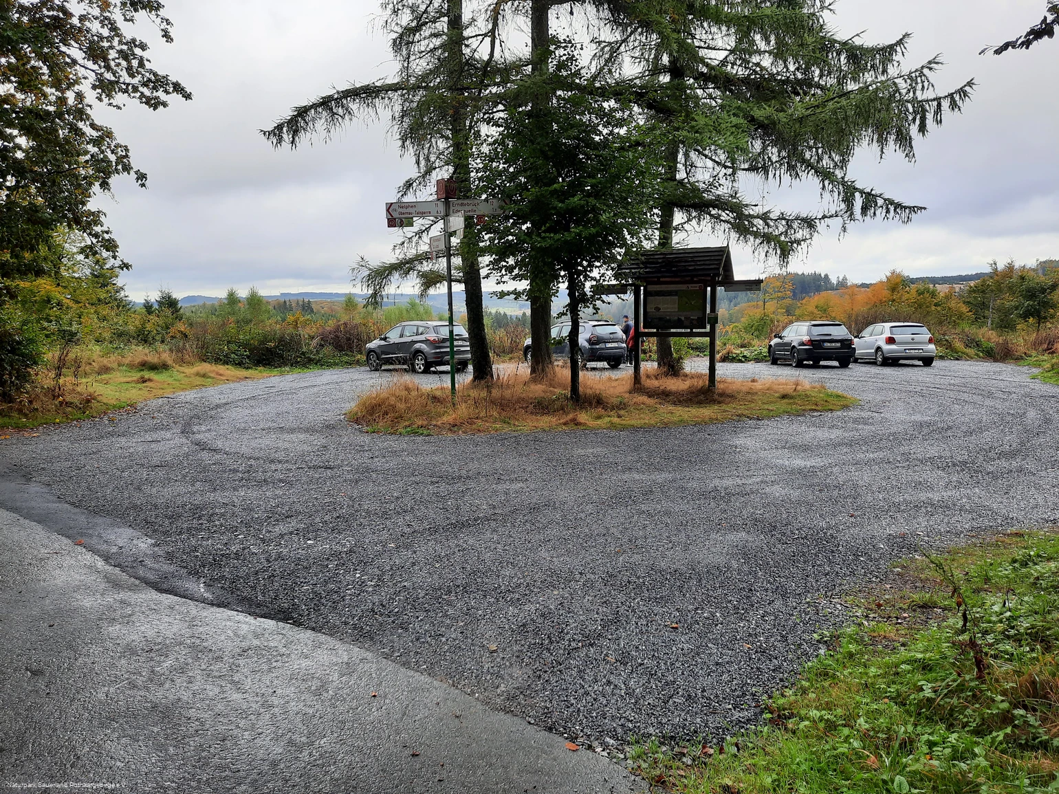 Unweit der Ederquelle befindet sich der gleichnamige Parkplatz