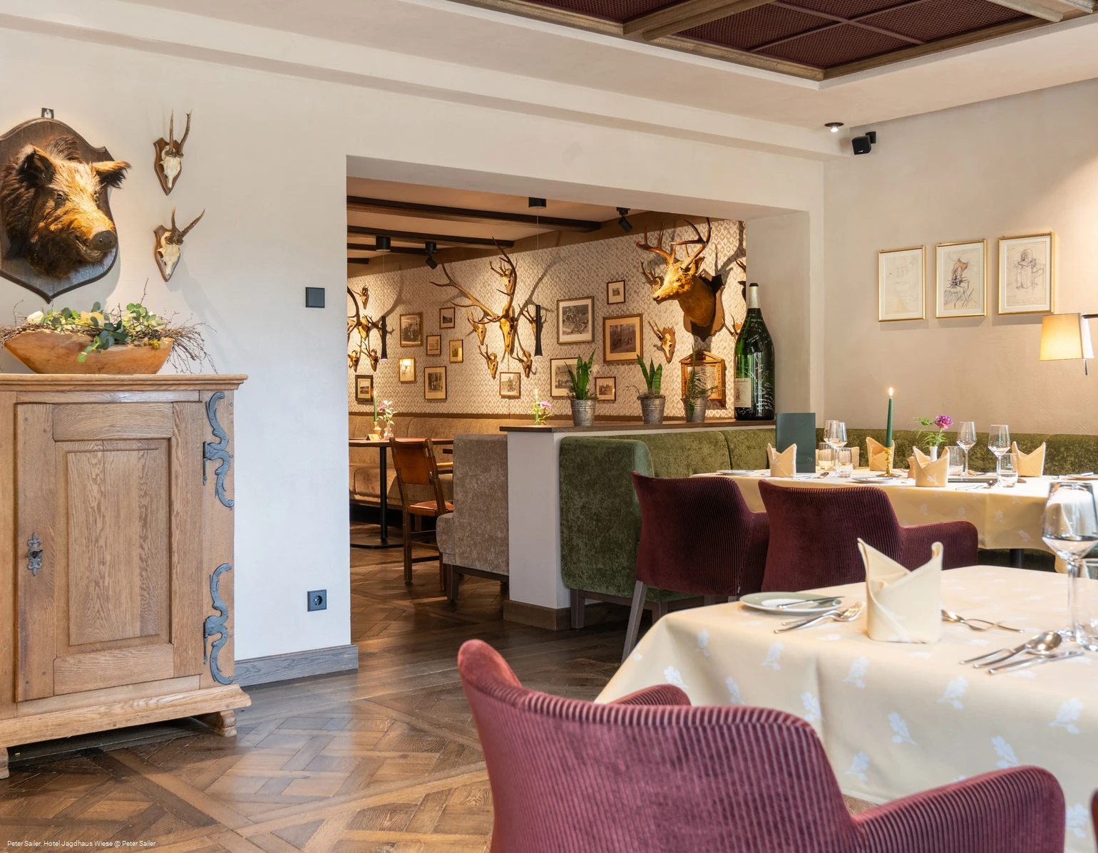 Jagdhaus Wiese Traditionell-modern gestaltetes Restaurant