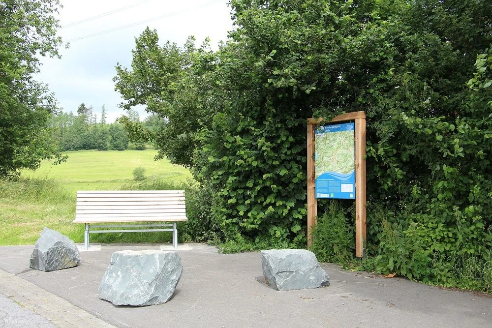 Rastplatz am Wanderparkplatz Linde Rastplatz am Wanderparkplatz Linde